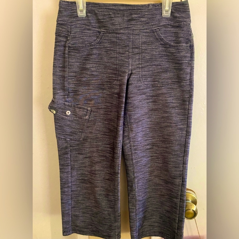 - The North Face cropped/ capri activewear pants sz  XS